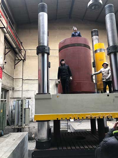 4000噸紫銅沖壓成型液壓機(jī)主機(jī)組裝